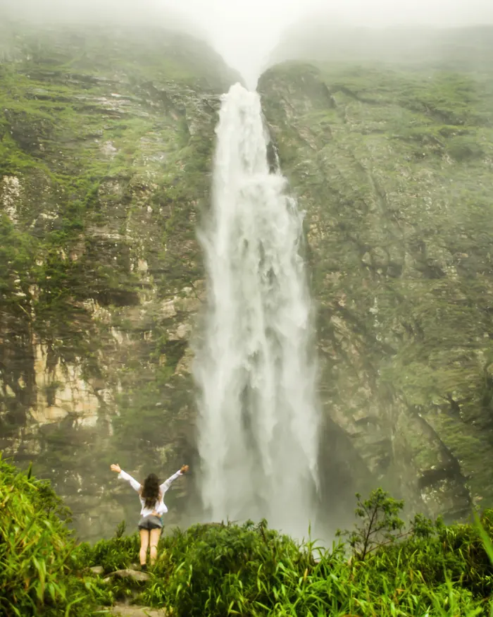 Cachoeira Casca d'Anta caindo do paredão da serra